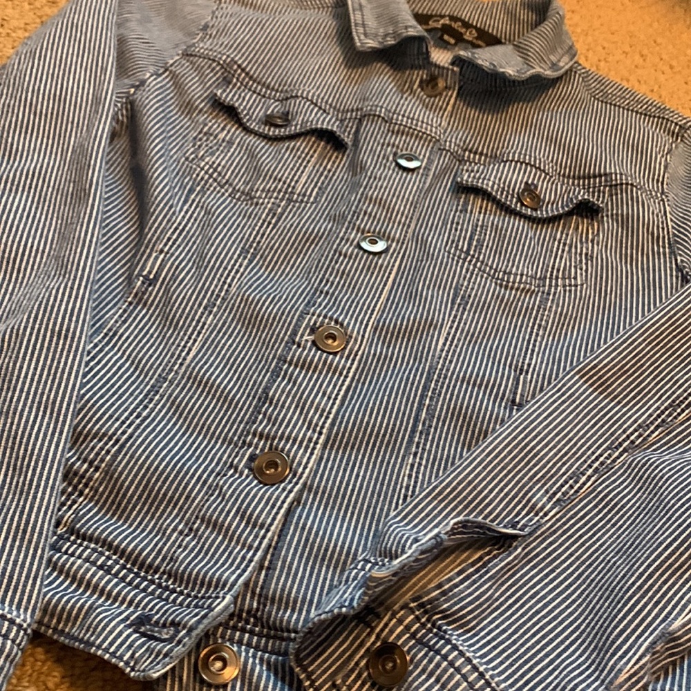 Sweet fall / spring lightweight denim jacket.  Size M. - Picture 3 of 7